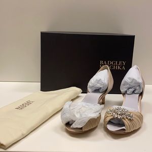 New Badgley Mishka 6.5 Caitlin Champagne Heels